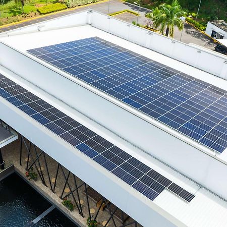 Sonesta Hotel Pereira Cerritos Dış mekan fotoğraf Solar panels on the roof of the National Museum of the Dominican Republic