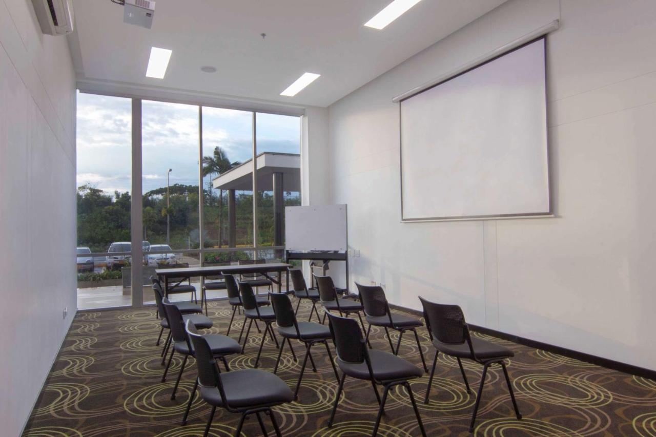 Sonesta Hotel Pereira Cerritos Dış mekan fotoğraf A meeting room at the University of the Sunshine Coast