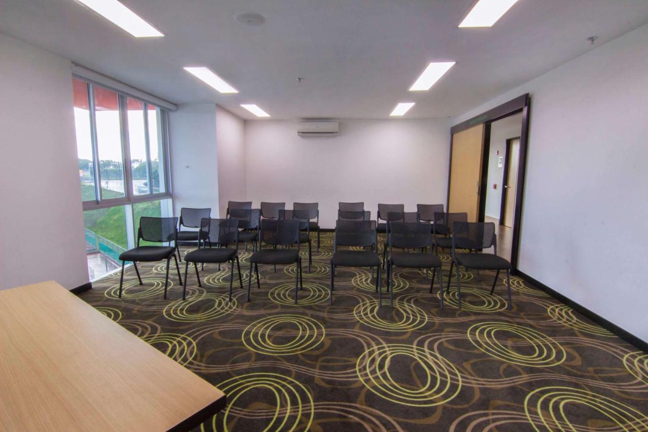 Sonesta Hotel Pereira Cerritos Dış mekan fotoğraf A meeting room at the National Institute of Education