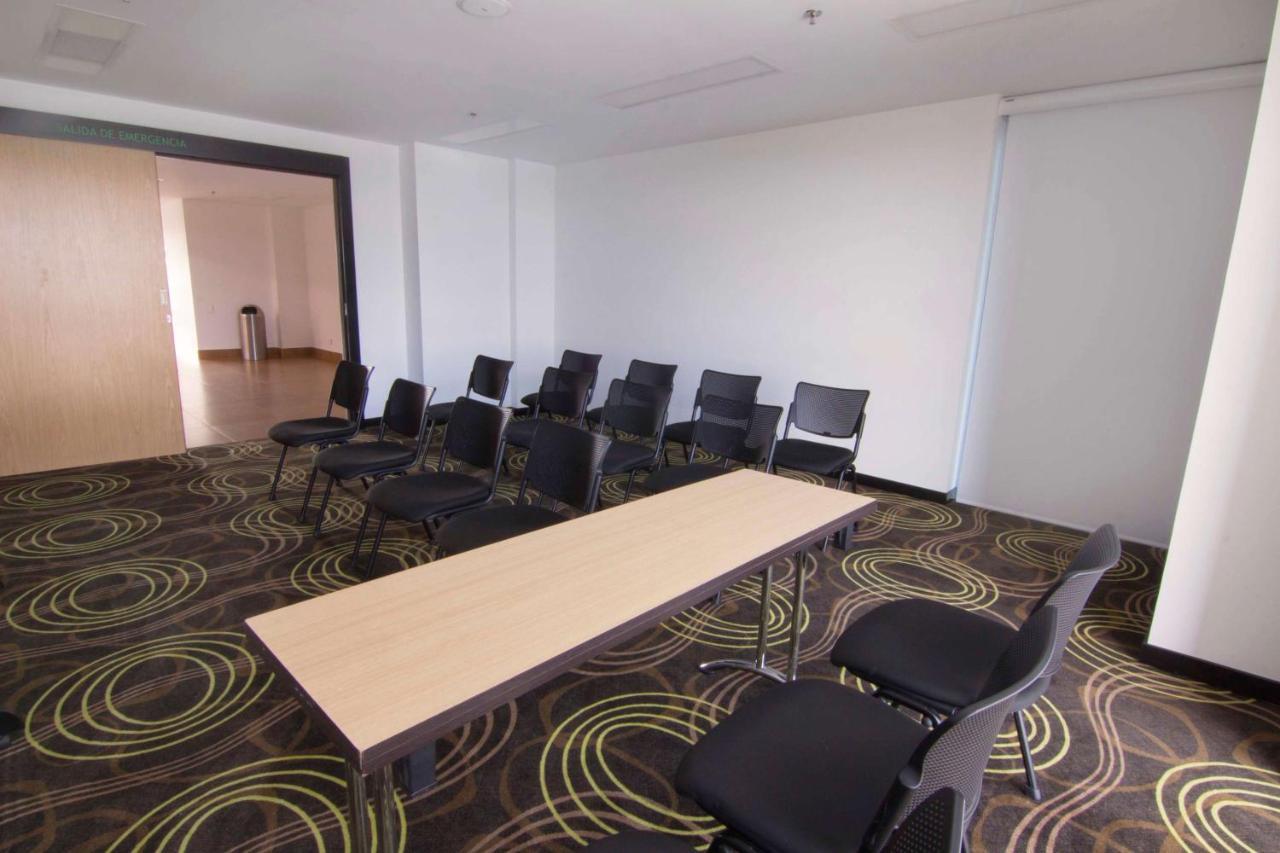 Sonesta Hotel Pereira Cerritos Dış mekan fotoğraf A meeting room at the hotel