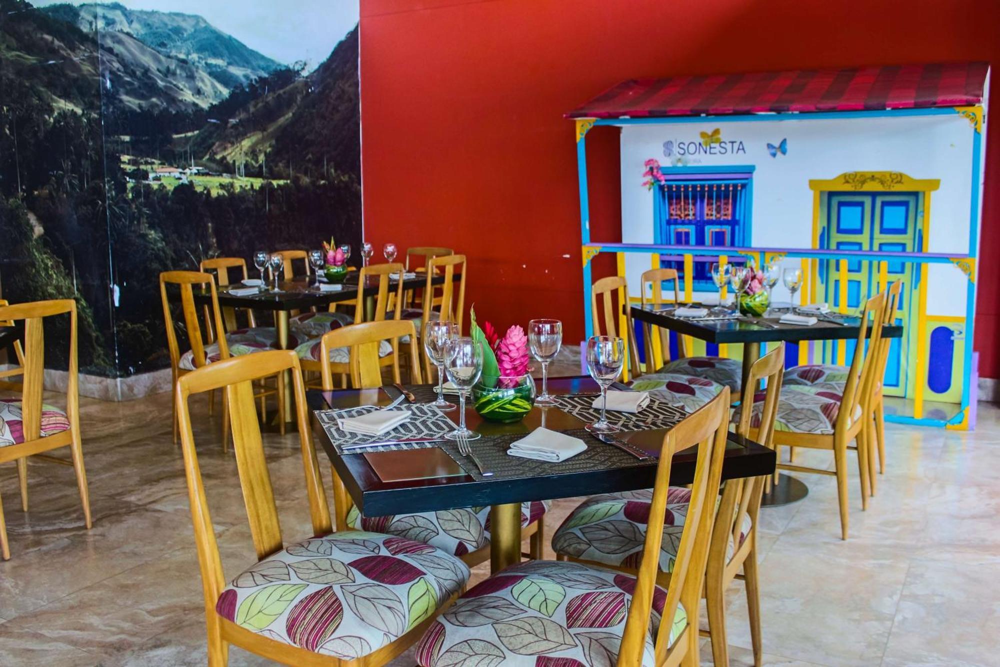 Sonesta Hotel Pereira Cerritos Dış mekan fotoğraf Restaurant in the hotel
