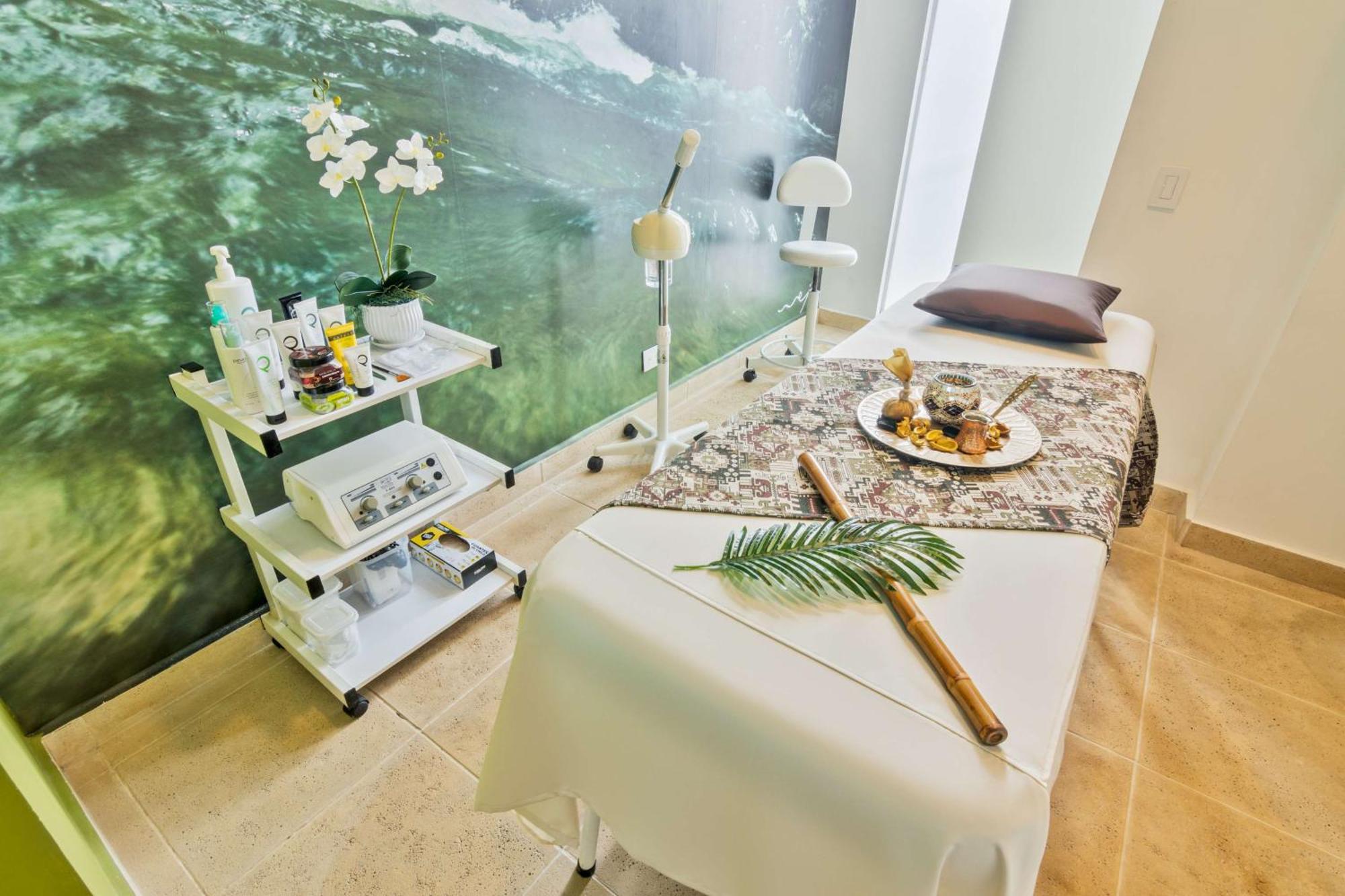 Sonesta Hotel Pereira Cerritos Dış mekan fotoğraf A treatment room at a spa