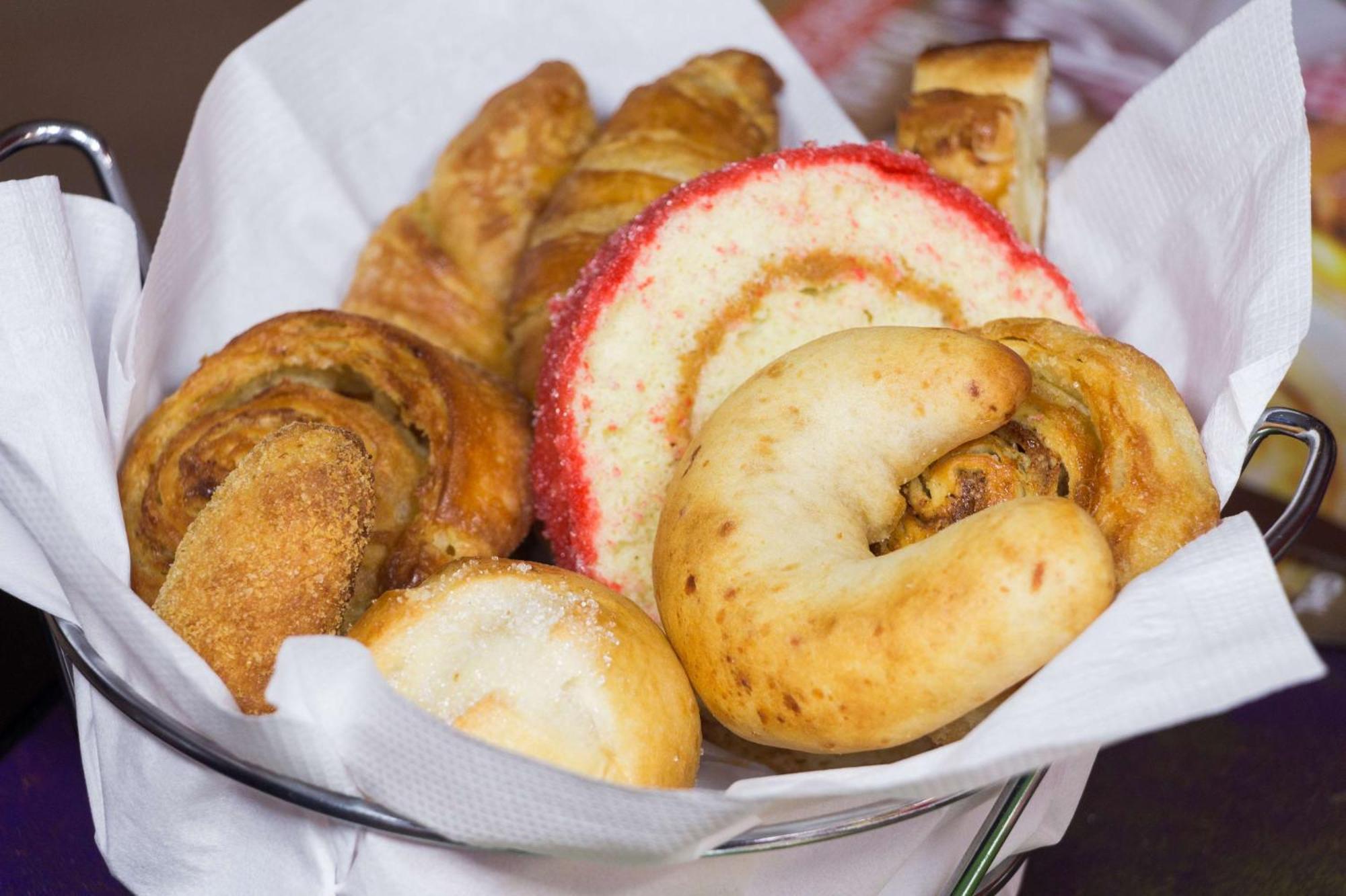 Sonesta Hotel Pereira Cerritos Dış mekan fotoğraf Assorted Portuguese pastries