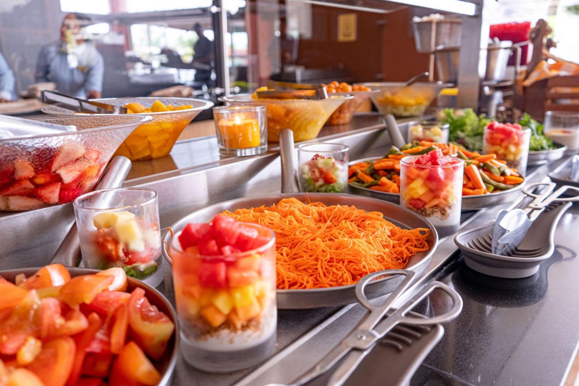 Sonesta Hotel Pereira Cerritos Dış mekan fotoğraf A salad bar