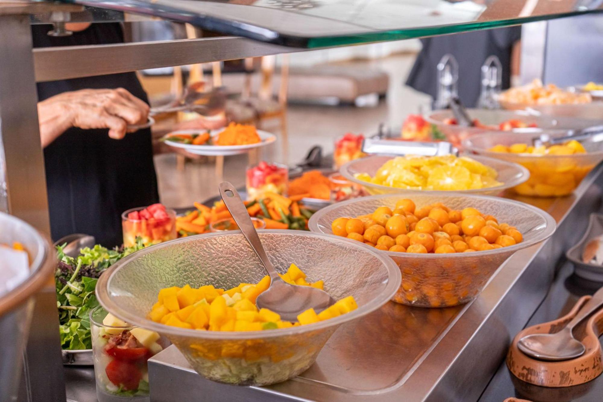 Sonesta Hotel Pereira Cerritos Dış mekan fotoğraf A salad bar