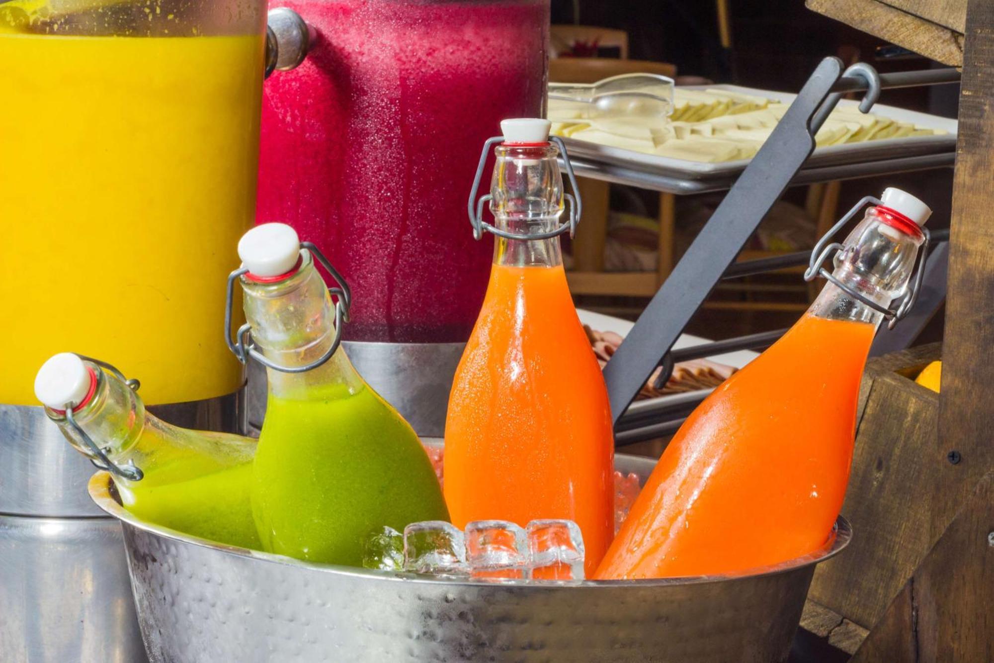 Sonesta Hotel Pereira Cerritos Dış mekan fotoğraf Bottles of fruit juice